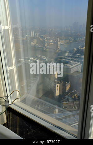 Vue depuis la baignoire à l'hôtel Shangri La Hotel au Shard London UK Banque D'Images