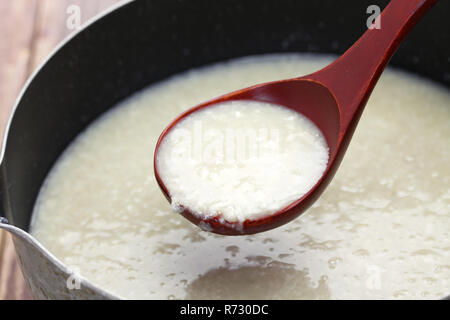 Amazake maison traditionnelle japonaise, boisson de riz doux koji. Banque D'Images