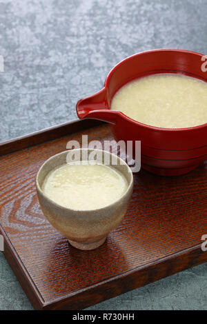 Amazake maison traditionnelle japonaise, boisson de riz doux koji. Banque D'Images