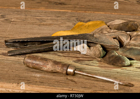 La vie toujours avec des gants et clé à molette Banque D'Images