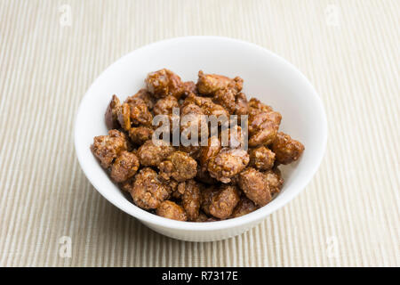 Close-up de confit d'amandes dans un bol blanc sur une table. Banque D'Images