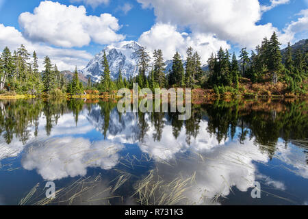 Le mont Shuksan est une montagne dans le nord-ouest du Pacifique dans le mont Baker Wilderness Banque D'Images