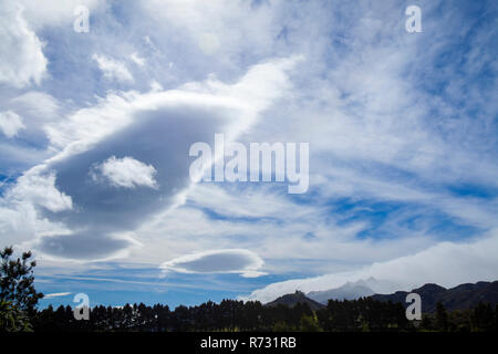 Plus de cloudscape Gran Canaria, y compris certains nuages lenticulaires formant Banque D'Images