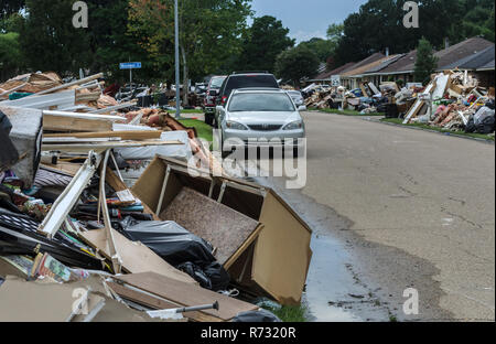 Articles ménagers irrécupérables les vibreurs ligne de Woodwick Avenue après l'inondation, le 21 août 2016, à Baton Rouge, Louisiane. Banque D'Images