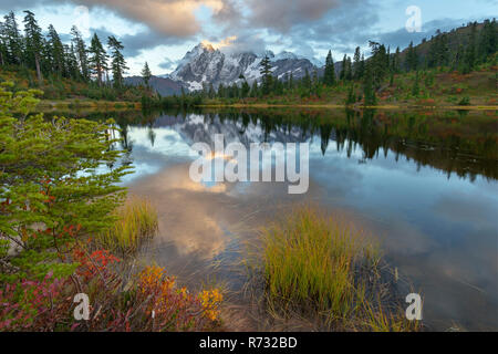 Le mont Shuksan est une montagne dans le nord-ouest du Pacifique dans le mont Baker Wilderness Banque D'Images