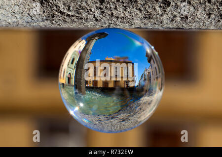 Crystal Ball - Las Palmas de Gran Canaria, vieille ville, Plaza del Pilar Nuevo avec une fontaine Banque D'Images