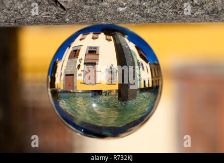 Crystal Ball - Las Palmas de Gran Canaria, vieille ville, Plaza del Pilar Nuevo avec une fontaine Banque D'Images