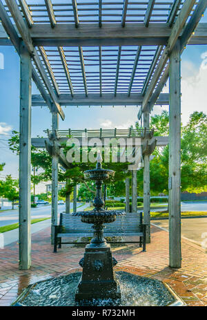 Le soleil se couche sur une fontaine et une pergola au centre-ville de Chamblee, Géorgie, Mai 20, 2014. Banque D'Images