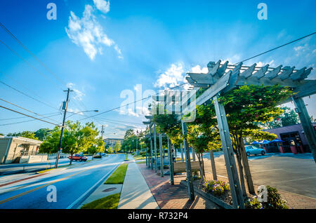 Le soleil se couche sur une pergola en bois au centre-ville de Chamblee, Géorgie, Mai 20, 2014. Banque D'Images