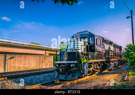 Deux employés de la Norfolk Southern train ride # 3058 lorsqu'il passe dans 10th Street, New York, 20 mai 2014. Banque D'Images