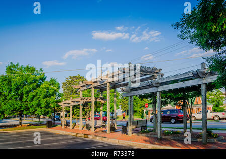 Le soleil se couche sur la pergola et la fontaine au centre-ville de Chamblee, Géorgie, Mai 20, 2014. Banque D'Images