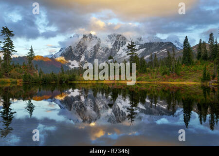 Le mont Shuksan est une montagne dans le nord-ouest du Pacifique dans le mont Baker Wilderness Banque D'Images