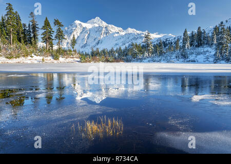 Le mont Shuksan est une montagne dans le nord-ouest du Pacifique dans le mont Baker Wilderness Banque D'Images