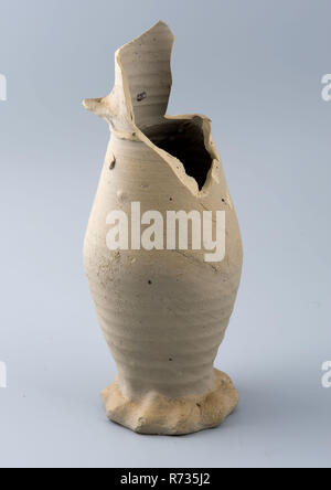 Verseuse en grès ou jacobakan, jug, jug, Jug sur pied pincé ou jacobakan porte-vaisselle verseuse en grès céramique trouver sol sel glaze glaçure, tourné main gris glacé frit bas-ventre-épaule-cou fragment de pot en grès de la limaille sur partie inférieure de pied pincé. Le cou cylindrique avec ruban vertical oreille petit collier sur la transition du cou aux ventre. Certains des taches d'argile sont cuits sur l'estomac d'archéologie le centre-ville de Rotterdam Stadsdriehoek fosse souterraine de Groenendaal faïence indigènes du sol servent d'importation servent de boisson découverte : fosse souterraine de Groenendaal Rotterdam trouver séparé 1975.0 Banque D'Images