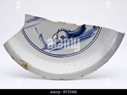 La moitié de la plaque de faïence avec le poisson ou le monstre marin en bleu sur fond blanc, la plaque lave vaisselle Faïence Céramique trouver sol support étain glaze glaçure, 9,5 w fried 2x vitrage peint Fragment de plaque de faïence représentant des poissons ou monstre de mer passant de l'eau en bleu sur fond blanc avec la plaque profonde debout en bord plat de télévision de pointe. Entièrement vitrée. Voir la carte Présentation Stadsdriehoek Rotterdam archéologie Standring Schielandshuis poteries indigènes servir servir des aliments tableau prix Découverte du sol : Schielandshuis 1982 pendant la restauration. Banque D'Images
