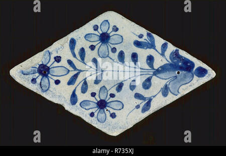 Tunique à fleurs en forme de diamant avec un décor de fleurs, carreaux de carrelage mural sols en céramique sculpture en grès, glaçure trouver boulangerie 2x vitrage peint jaune lumineux en forme de diamant d'échardes deux trous de clous. Bleu sur blanc fond archéologie Ville Rotterdam Triangle Town Hall Town Hall découverte du sol de la chambre du conseil de Rotterdam. Banque D'Images