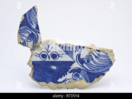 Fragment de plat en majolique collés avec arme dans un plat bleu, le plateau de la carte de la plaque en céramique faïence sol trouver tin glaze glaçure plombifère glaze, au four 2x vitrage peint des fragments de lave majolique représentant le Blason en bleu sur fond blanc. En diagonale Scutcheon divisé en deux plans l'un l'autre blanc bleu clair dans lequel peint : une corne de boeuf ou boeuf jaune tête Stand tesson cuit bague émaillée blanc dessous probablement mélange de plomb et de glacis reste tinglazuur Stadsdriehoek Rotterdam City Centre d'archéologie héraldique Schielandshuis faïence autochtones servir servir des aliments décorer table, Schielandshuis 198 Banque D'Images