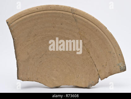 Des fragments de biscuit faïence, produits semi-finis de l'industrie de la poterie de Rotterdam, lave vaisselle plaque semi-finis support céramique engobe fondations terre d'argile à la main, cuits au four de biscuit se Fragment plat sur le stand Orange anneau rainure d'échardes dans le bord de la plaque de la ville de Rotterdam, l'archéologie Schielandshuis Triangle boulangerie artisanale tuile poterie artisanat Industrie Industrie découverte du sol : Schielandshuis pendant la restauration. Banque D'Images