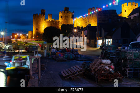 Château de Conwy et le quai sur la rivière Conwy, au nord du Pays de Galles. Image prise à l'automne 2018. Banque D'Images