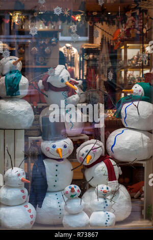 L'Ukraine, Lviv - le 6 décembre 2018. Vitrine de Noël en Europe. Heureux les bonshommes en chapeaux, foulards colorés avec une vitrine de magasin. Funny toy snowmen Banque D'Images