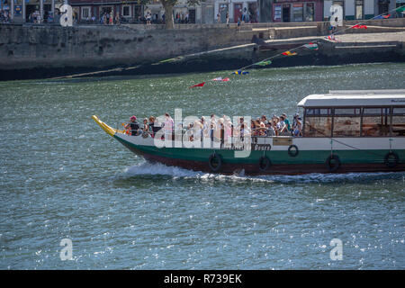 Porto/Portugal - 10/02/2018 : vue sur le fleuve Douro, avec bateau de plaisance à voile, pour les visites touristiques Banque D'Images