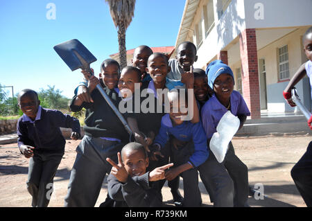 Namibie : l'école pour les enfants, qui ont perdu leurs parents à cause du VIH dans la région de Maltahöhe jouent bull2kill records Banque D'Images