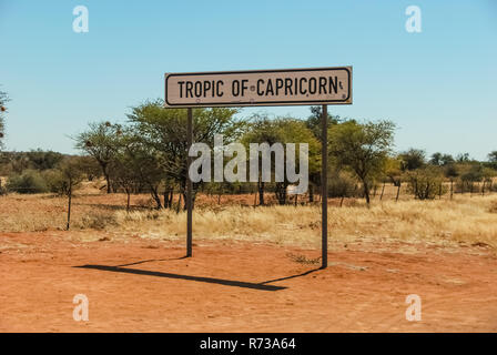 Rehoboth, Namibie, 2 août 2018 : Signe de Tropique du Capricorne (ou le sud du tropique) qui est le cercle de latitude que contient l'subsolar edition Banque D'Images