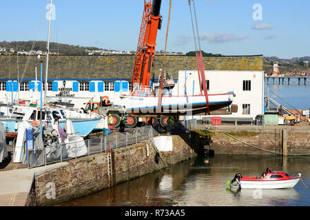 Voile d'être sortis de l'eau au port de Paignton. Banque D'Images