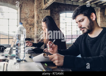 Concepteurs au travail en studio Banque D'Images