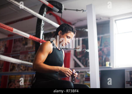 Boxer en ring de boxe Banque D'Images