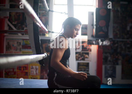 Boxer en ring de boxe Banque D'Images