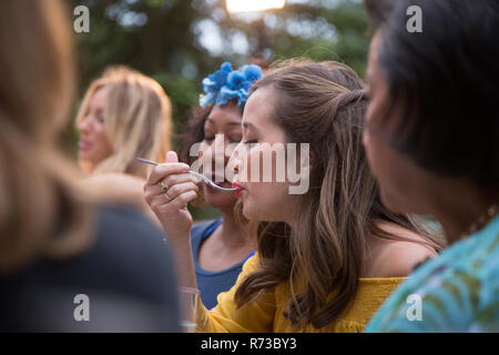 Vous pourrez les apprécier et célébrer at garden party Banque D'Images