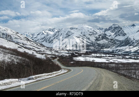 Alaska Mountain Byway : une route étroite descend de Hatcher Pass dans les montagnes à l'est d'Anchorage. Banque D'Images