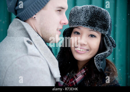Jeune couple en hiver chapeaux, tête et épaule portrait Banque D'Images