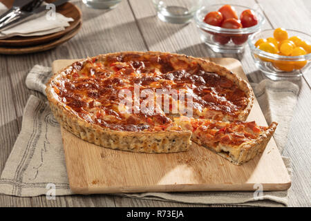 Flan au jambon et fromage sur planche, still life Banque D'Images