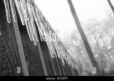 Les glaçons suspendus à un portique post. Banque D'Images