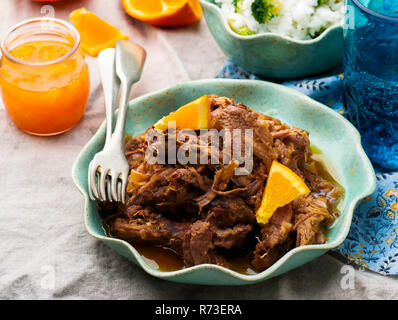 Porc braisé à la mijoteuse avec un Rum-Orange.Sauce selective focus Banque D'Images