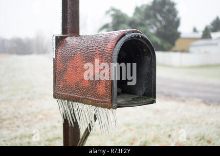 De Glaçons pendant une boîte aux lettres. Banque D'Images