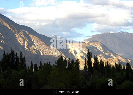 Montagnes autour , Hundar dans la vallée de Nubra, Ladkh Banque D'Images