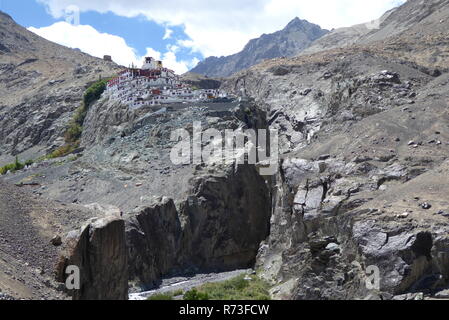 Monastère bouddhiste et montagnes en Diskit dans la vallée de Nubra, Ladakh Banque D'Images