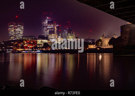Ville de nuit-scape vue depuis la rive sud de la Tamise à Londres. Prend sous le Tower Bridge. Banque D'Images