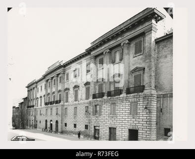 Ombrie Pérouse Gubbio Palazzo Ranghiasci-Brancaleoni, c'est mon l'Italie, l'Italie Pays de l'histoire visuelle, trois vues de la façade néoclassique. 1982 Photo Banque D'Images