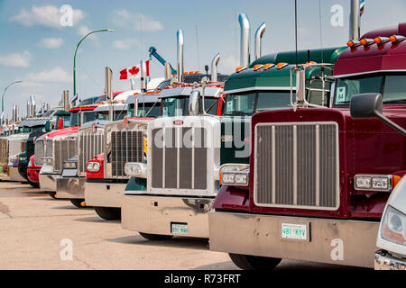 Big Rigs Grand Cœur 2018 rallye camion événement de collecte de fonds dans la région de Winkler, au Manitoba, Canada. Banque D'Images