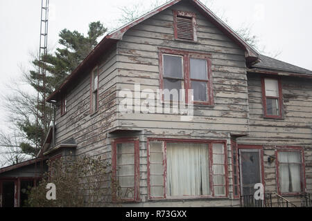 Une vieille maison dilapitdated sur un jour gris. Banque D'Images