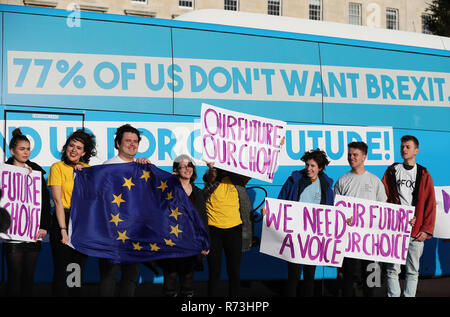 Les membres de notre avenir, notre choix ni tenir un vote du peuple de protestation devant les édifices du Parlement, de Stormont, à Belfast pour montrer leur mécontentement de ne pas être écouté dans le Brexit débat. Banque D'Images