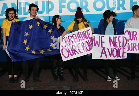 Les membres de notre avenir, notre choix ni tenir un vote du peuple de protestation devant les édifices du Parlement, de Stormont, à Belfast pour montrer leur mécontentement de ne pas être écouté dans le Brexit débat. Banque D'Images