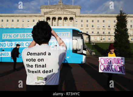 Les membres de notre avenir, notre choix ni tenir un vote du peuple de protestation devant les édifices du Parlement, de Stormont, à Belfast pour montrer leur mécontentement de ne pas être écouté dans le Brexit débat. Banque D'Images