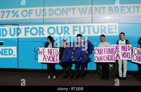 Les membres de notre avenir, notre choix ni tenir un vote du peuple de protestation devant les édifices du Parlement, de Stormont, à Belfast pour montrer leur mécontentement de ne pas être écouté dans le Brexit débat. Banque D'Images