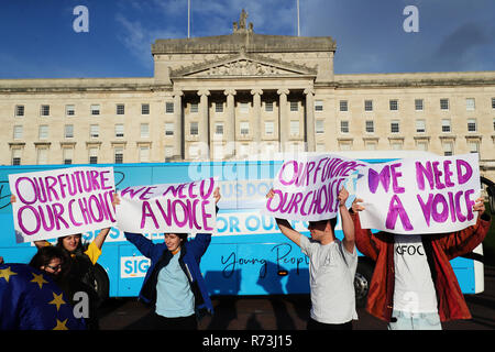 Les membres de notre avenir, notre choix ni tenir un vote du peuple de protestation devant les édifices du Parlement, de Stormont, à Belfast pour montrer leur mécontentement de ne pas être écouté dans le Brexit débat. Banque D'Images