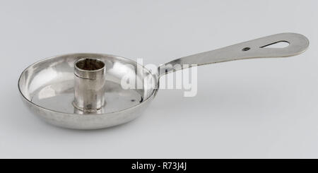 Orfèvre : Boogaert d Somerwil, Round Silver bougeoir miniature avec poignée en forme de tige dans le trou en forme de goutte qui applique, Toy Dolls moyen de détente modèle miniature de l'argent, frappé Bougeoir rond avec poignée en forme de tiges dans le trou en forme de goutte qui mastersign : jouer tree décorer intérieur accueil Rotterdam Banque D'Images